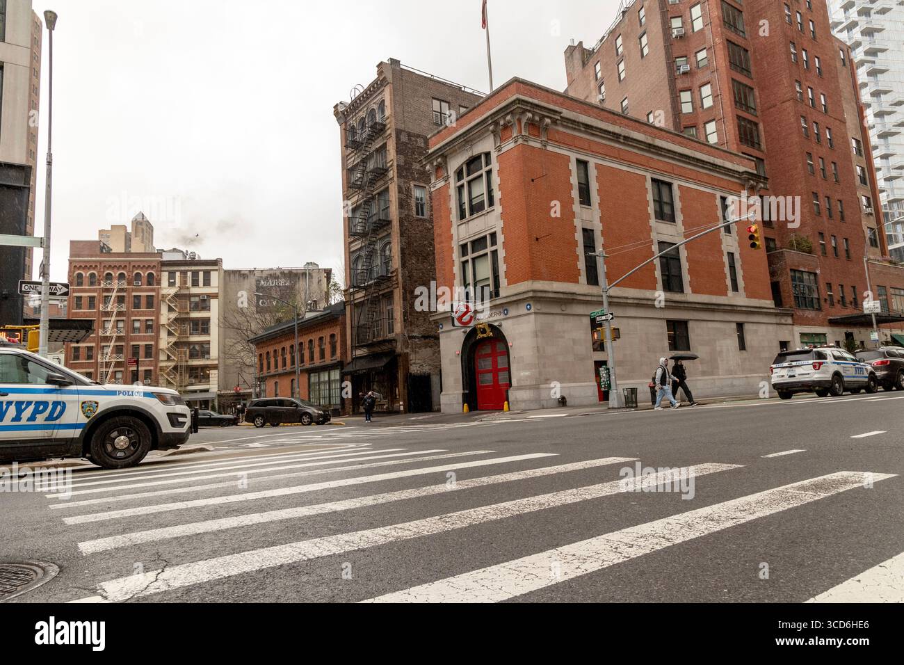 Blick auf die FDNY Ladder 8 (Hauptquartier von Ghostbusters) auf der North Moore Street, Manhattan, New York City, USA, mit urbaner Umgebung Stockfoto