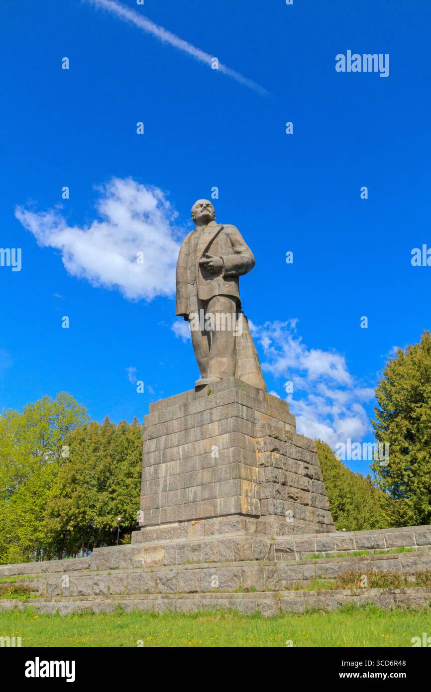 Ein Denkmal für den sowjetischen Führer vor dem Hintergrund eines blauen Himmels mit Wolken. Stockfoto