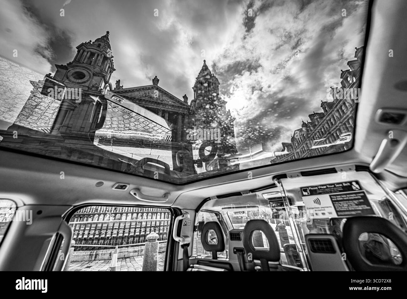 London von der Rückseite eines schwarzen Taxis aus gesehen Stockfoto