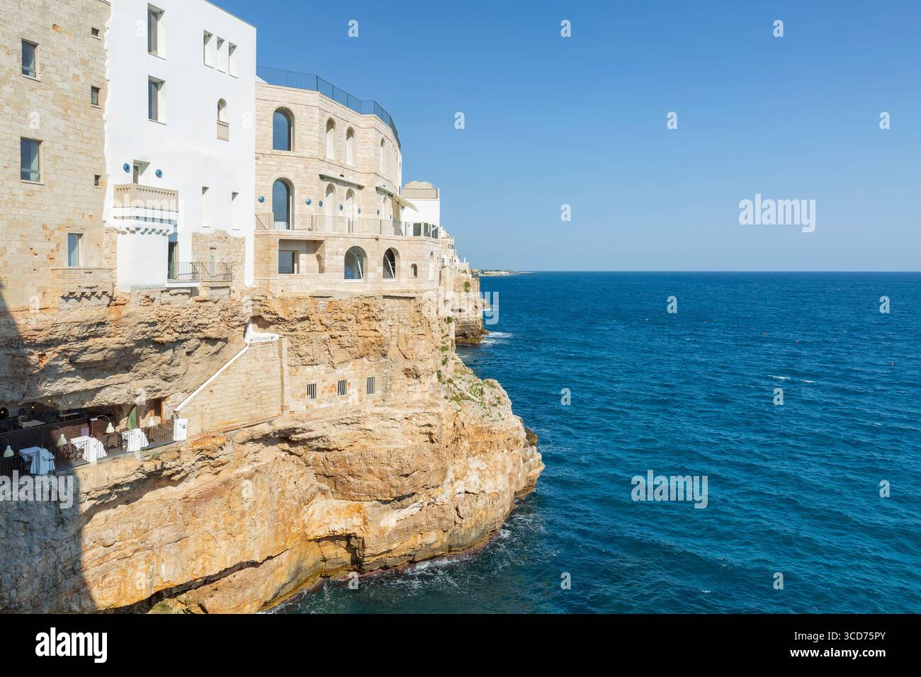 Restaurant in einer Höhle in Polignano a Mare, Apulien, Italien Stockfoto