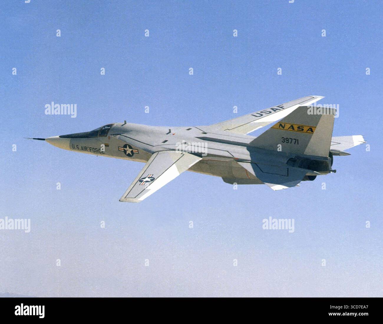 Dieses Foto aus den späten 1960er Jahren zeigt einen frühen General Dynamics F-111A Aardvark im Flug im NASA Flight Research Center. Die Flügel dieses Flugzeugs Stockfoto