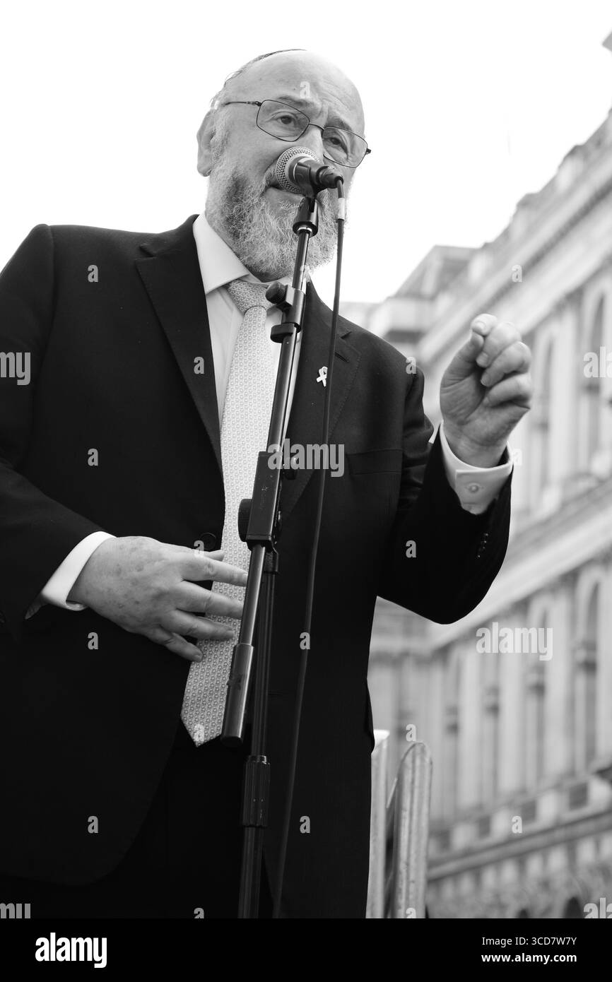 Pro-israelische Demonstranten marschierten durch London und forderten die Freilassung der Geiseln, die die Hamas am 10. August 2025 in Gaza festgehalten hatte Stockfoto