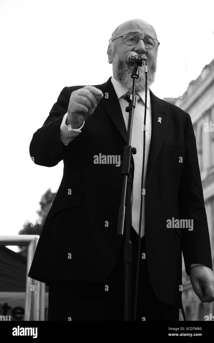 Pro-israelische Demonstranten marschierten durch London und forderten die Freilassung der Geiseln, die die Hamas am 10. August 2025 in Gaza festgehalten hatte Stockfoto