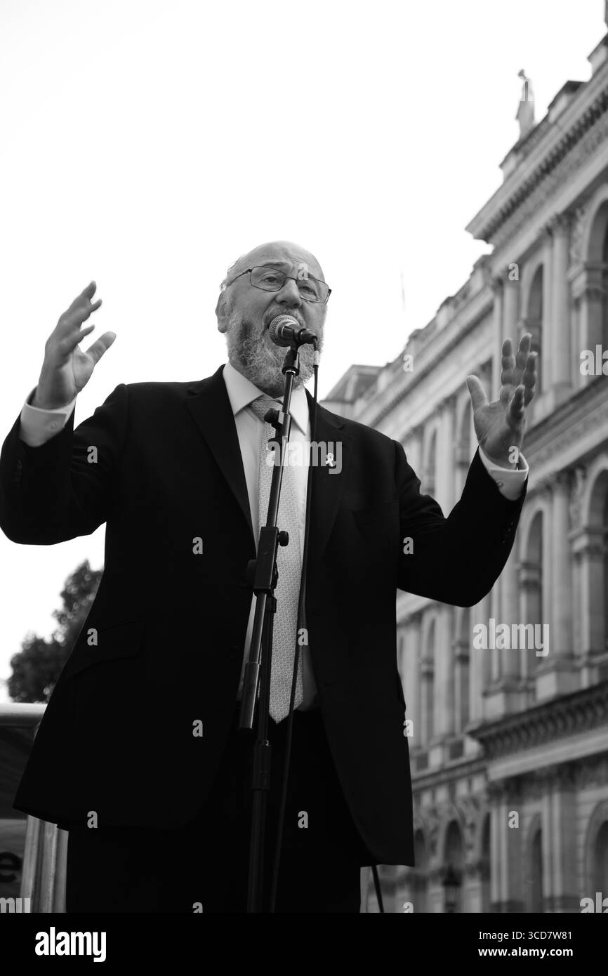 Pro-israelische Demonstranten marschierten durch London und forderten die Freilassung der Geiseln, die die Hamas am 10. August 2025 in Gaza festgehalten hatte Stockfoto