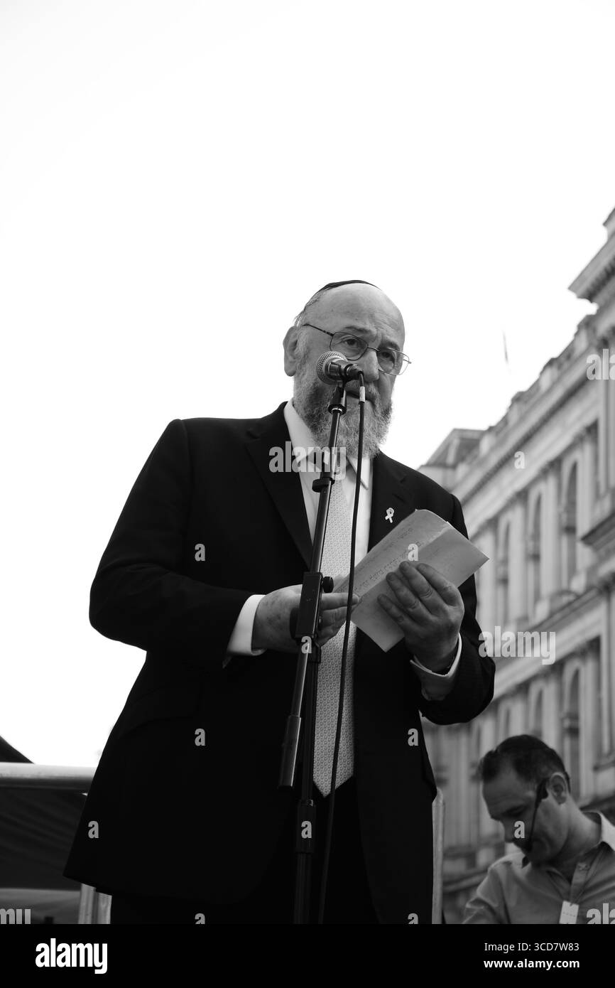 Pro-israelische Demonstranten marschierten durch London und forderten die Freilassung der Geiseln, die die Hamas am 10. August 2025 in Gaza festgehalten hatte Stockfoto