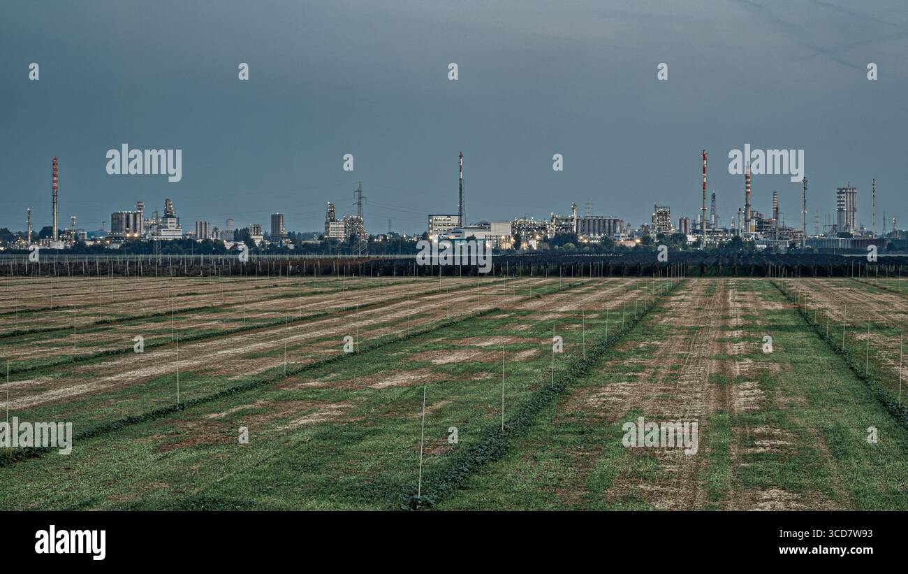 Petrolchemie-Industrieanlage in der Nähe von Ferrara in der Dämmerung im Herbst. Ferrara; Emilia-Romagna, Italien Stockfoto