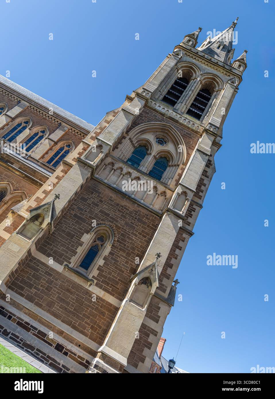 Schrulliger niederländischer Winkel eines Turms der anglikanischen St. Peter's Cathedral auf der King William Road und Pennington Terrace, Adelaide, South Australia, Australien Stockfoto