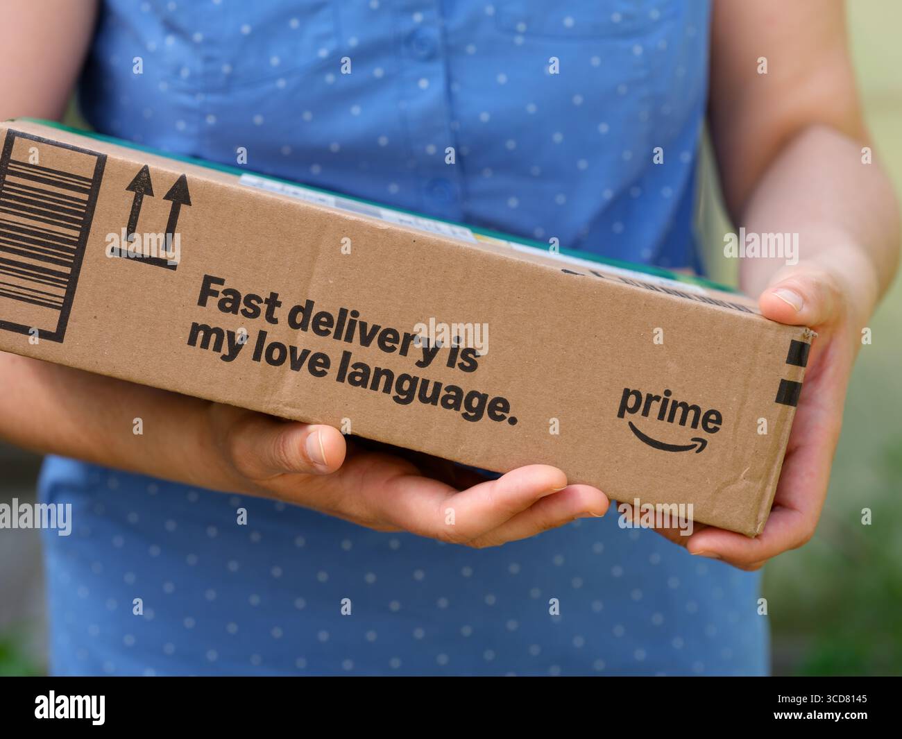 Tambow, Russische Föderation - 23. Mai 2025 Frau hält Amazon Prime Karton mit dem Satz Fast Delivery is My Love Language in ihren Händen. Stockfoto