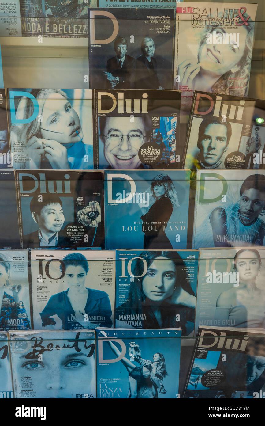 Alte, verblasste italienische Zeitschriftencover an einem Zeitungskiosk in Lecce, Apulien, Italien Stockfoto