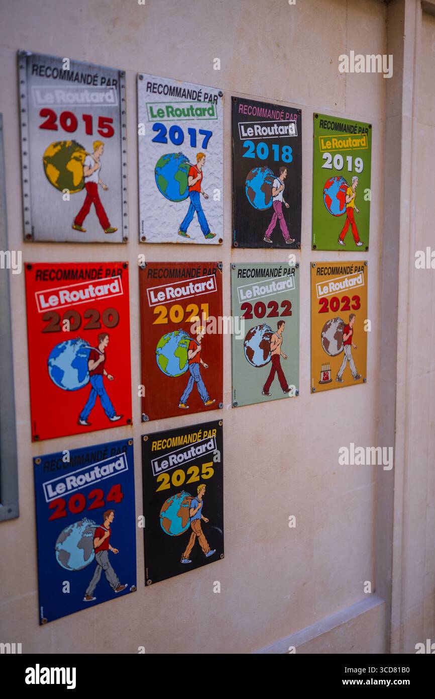 Le Routard Empfehlungstafeln vor einer Touristenunterkunft in Lecce, Apulien, Italien Stockfoto