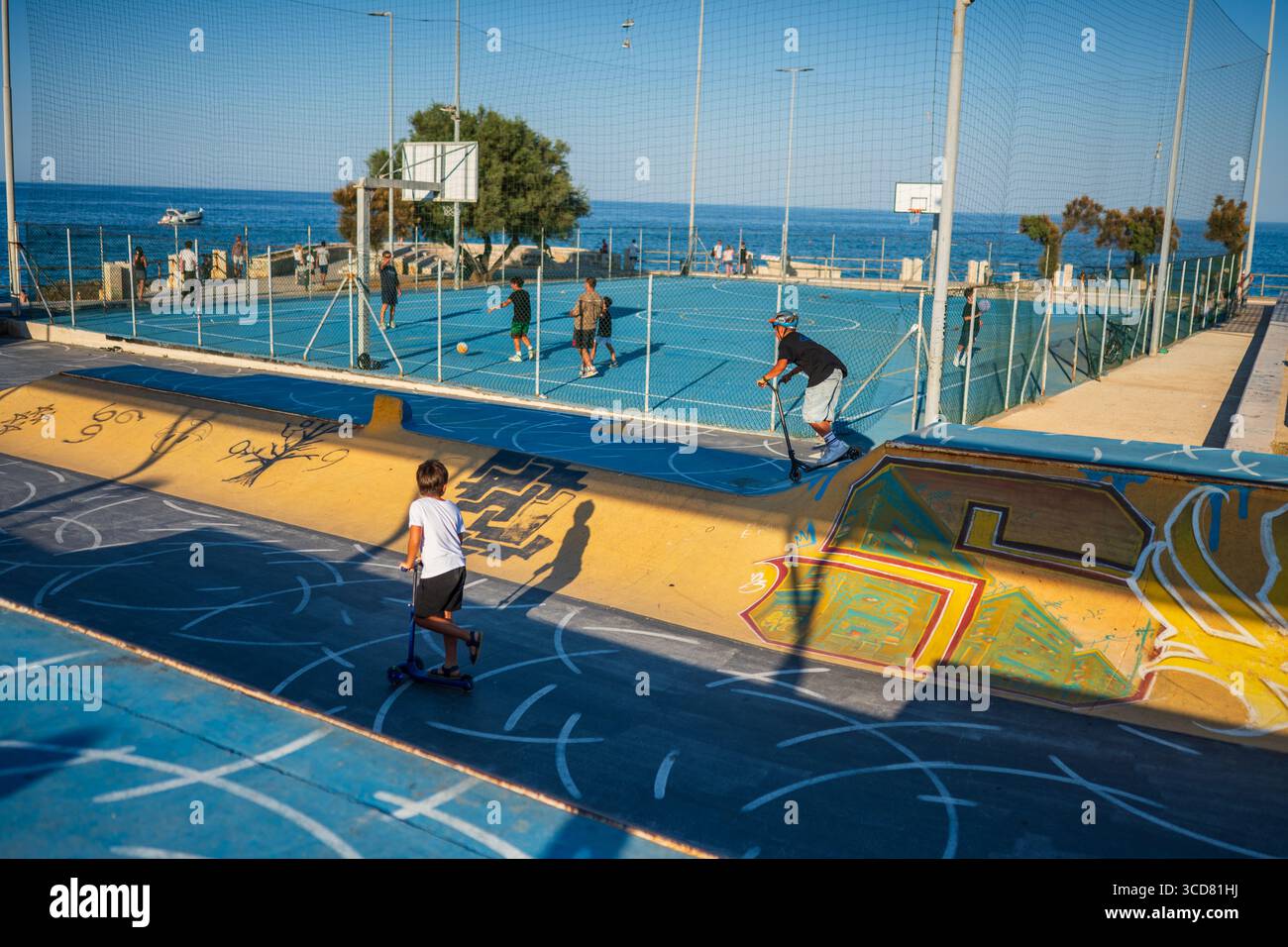 Skeleton Valley Skatepark und Basketballfeld in Monopoli, Italien Stockfoto