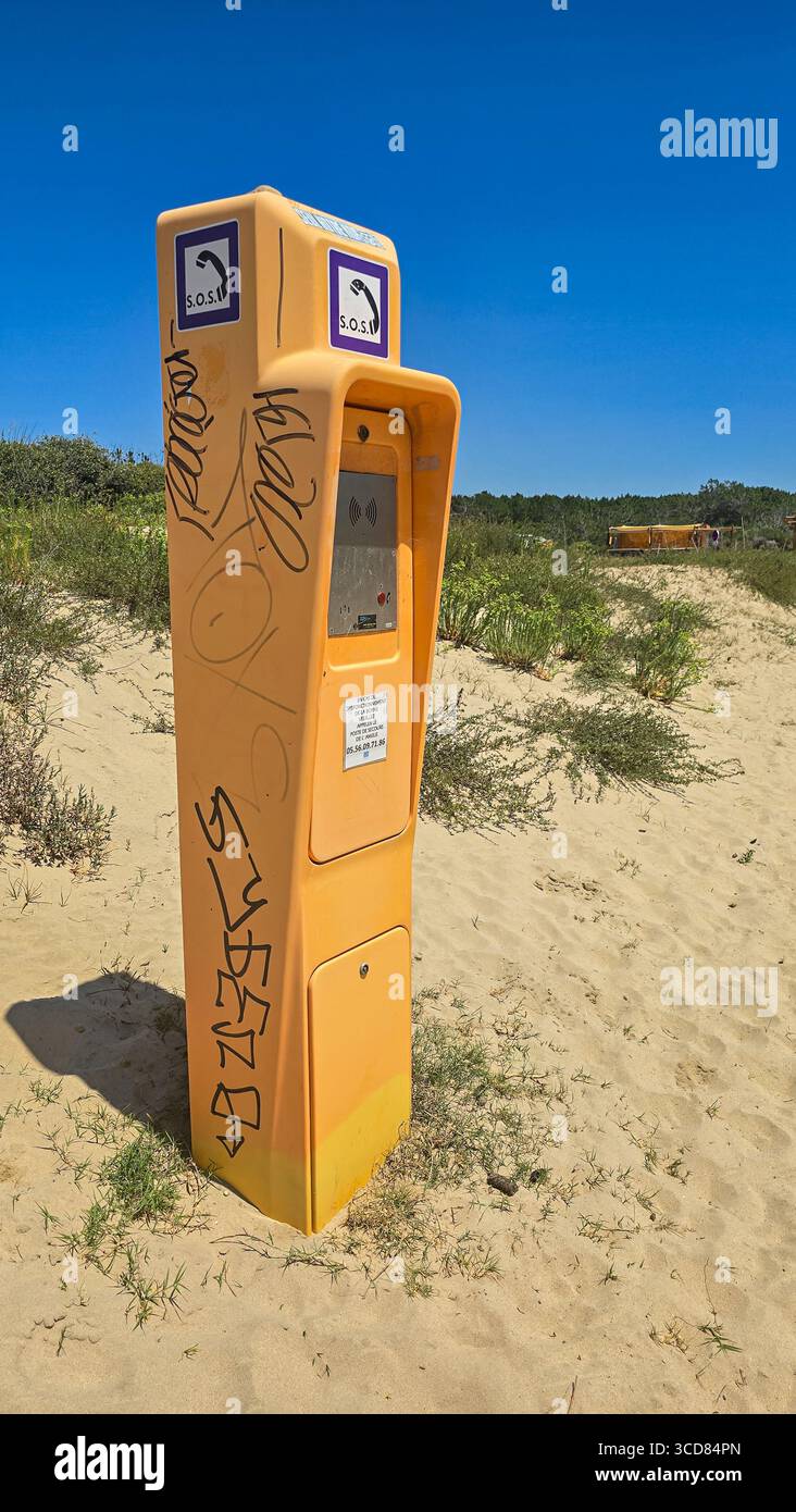 SOS-Notfallterminal am Negade-Strand für Surfer. Vertikales Format. Juni 2025. Soulac-sur-Mer, Medoc, Aquitaine, Frankreich. Stockfoto