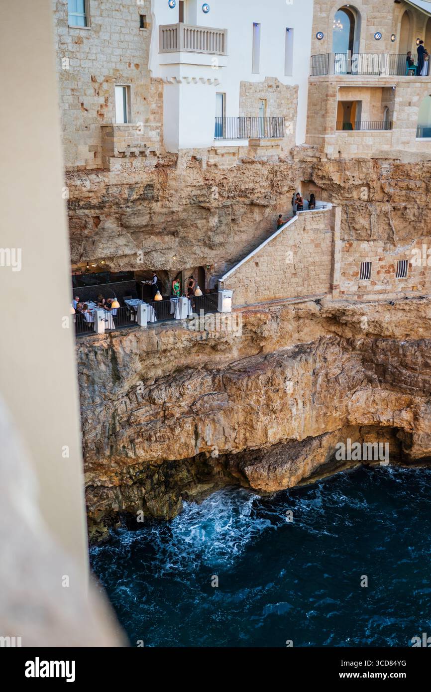 Restaurant Grotta Palazzese und Küste in Polignano a Mare, Italien Stockfoto