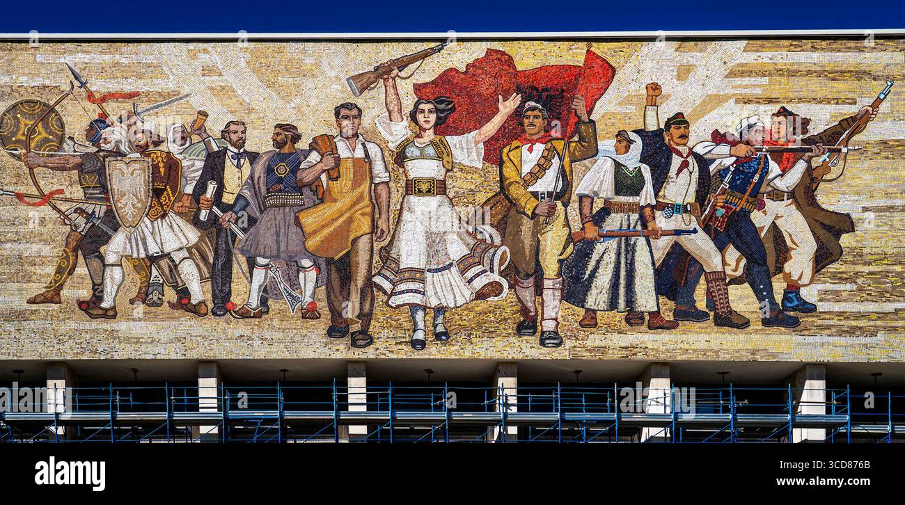 Ein großes Wandgemälde, das verschiedene historische Figuren in traditioneller Kleidung zeigt, die Waffen und Fahnen halten und Einheit und Stärke symbolisieren. Stockfoto