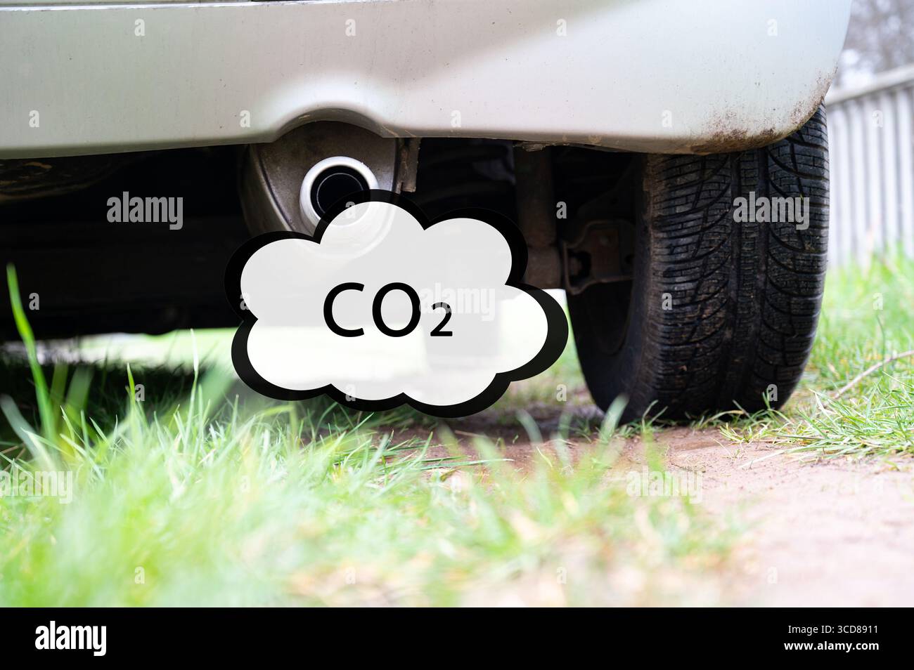 Abgase Eines Autos, CO2-Emissionen, Luftverschmutzung, globale Erwärmung und Klimawandel, Reduzierung der CO2-Bilanz, Umweltschutz, Lebensstil Stockfoto