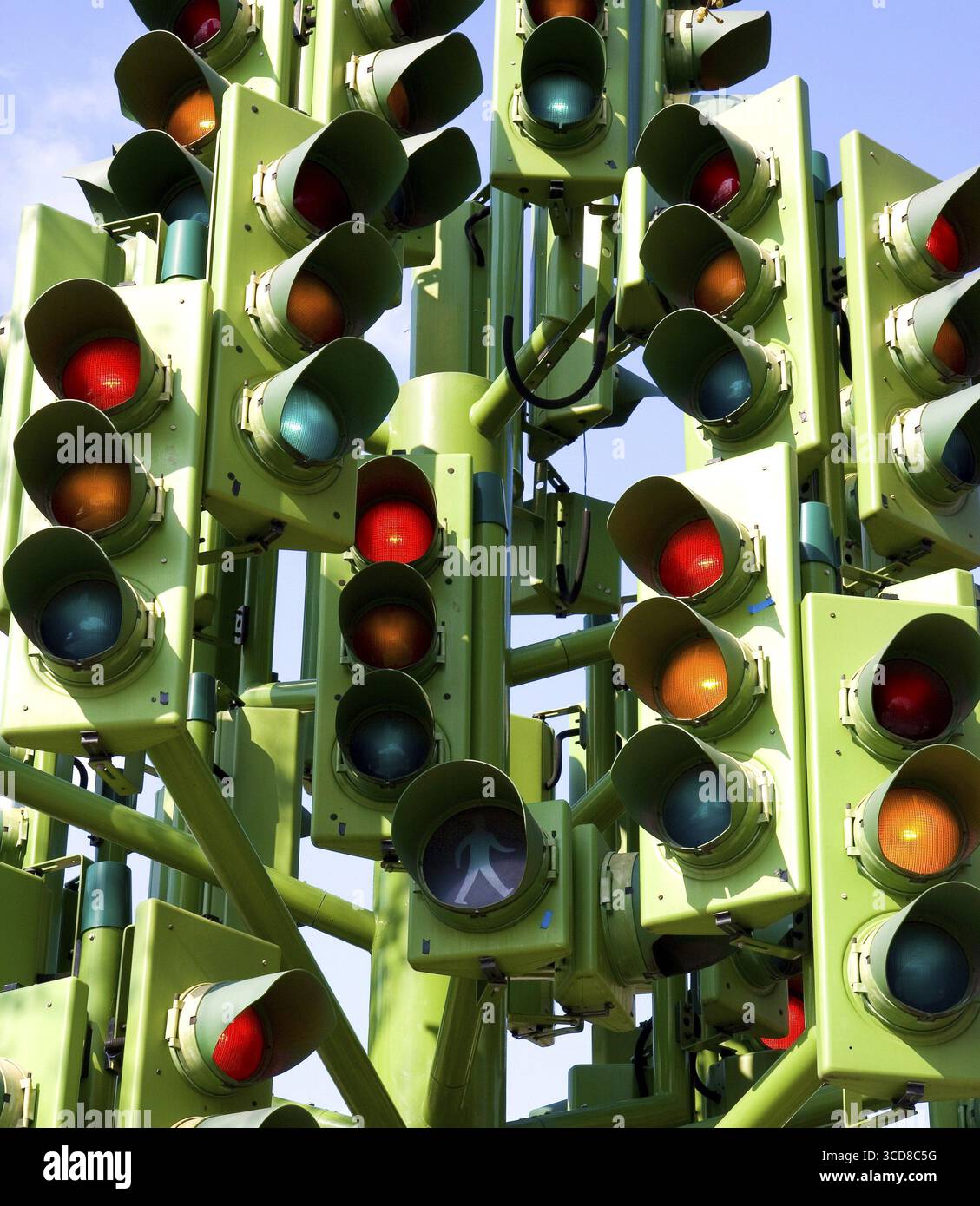 Verwirrt Verkehrszeichen an einer belebten Kreuzung Stockfoto
