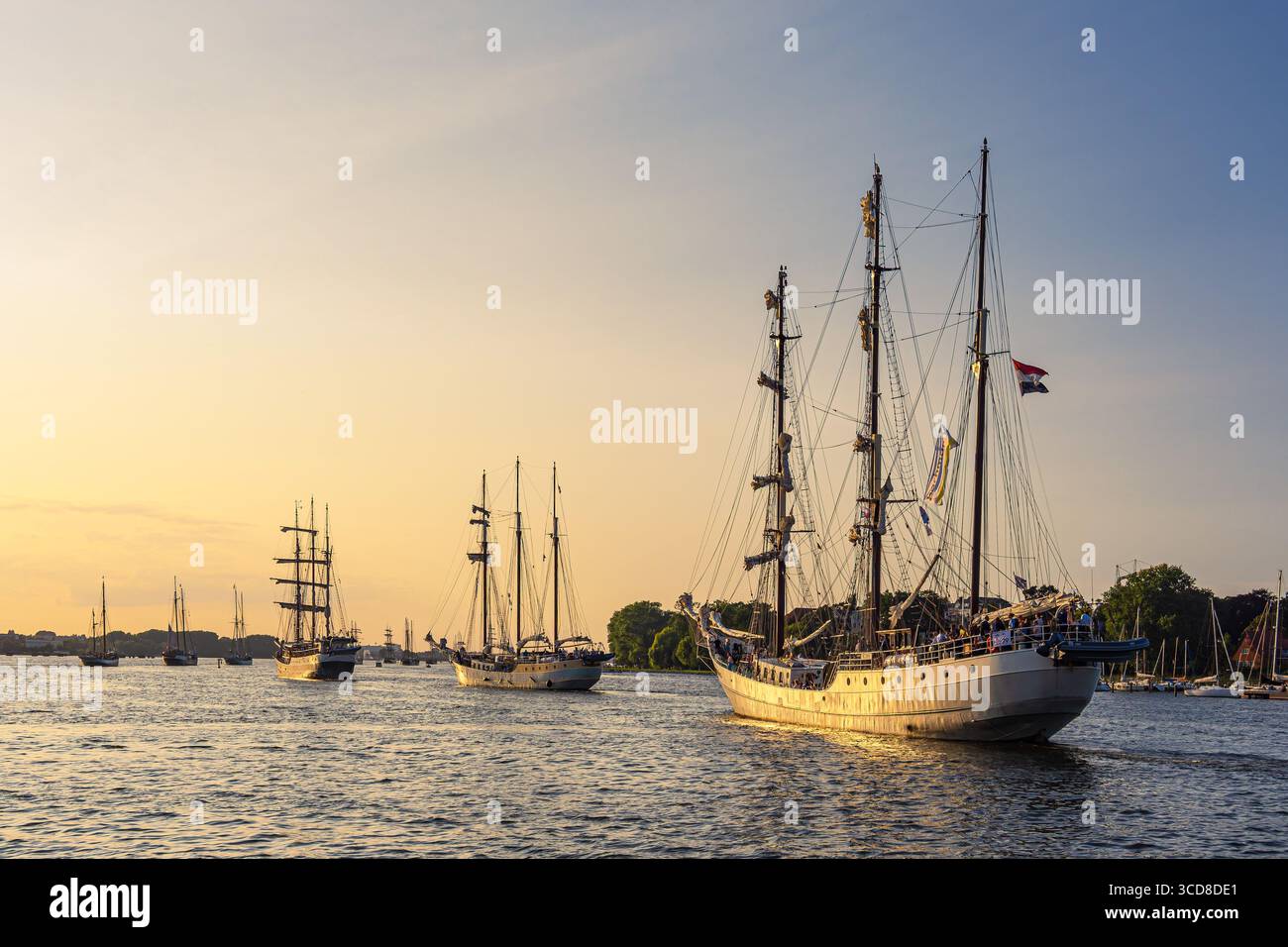 Segelschiffe Im Warnow Während Der Hanse Sail In Rostock. Stockfoto