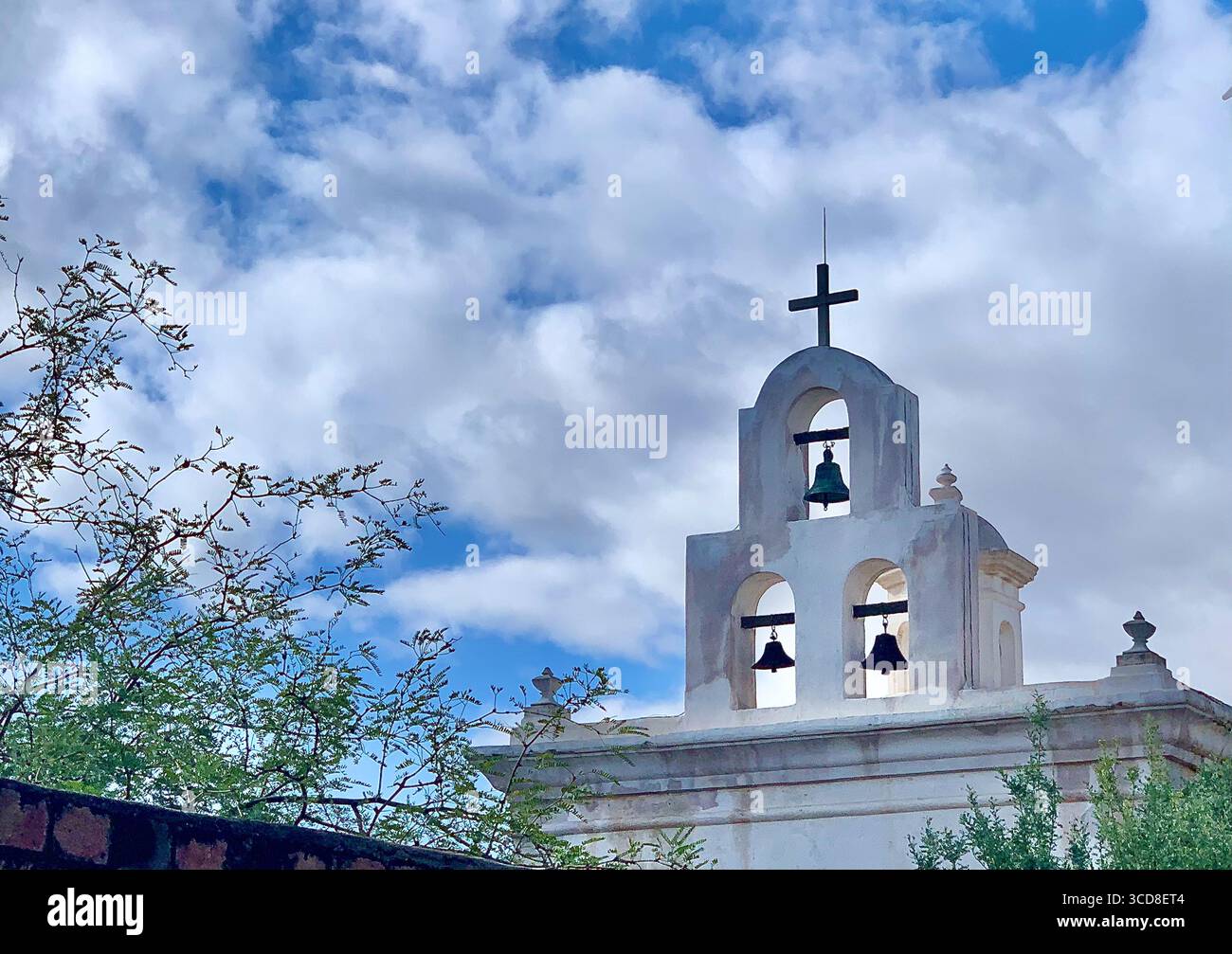 Missionsglocken in der spanischen Missionskirche San Xavier del Bac Stockfoto