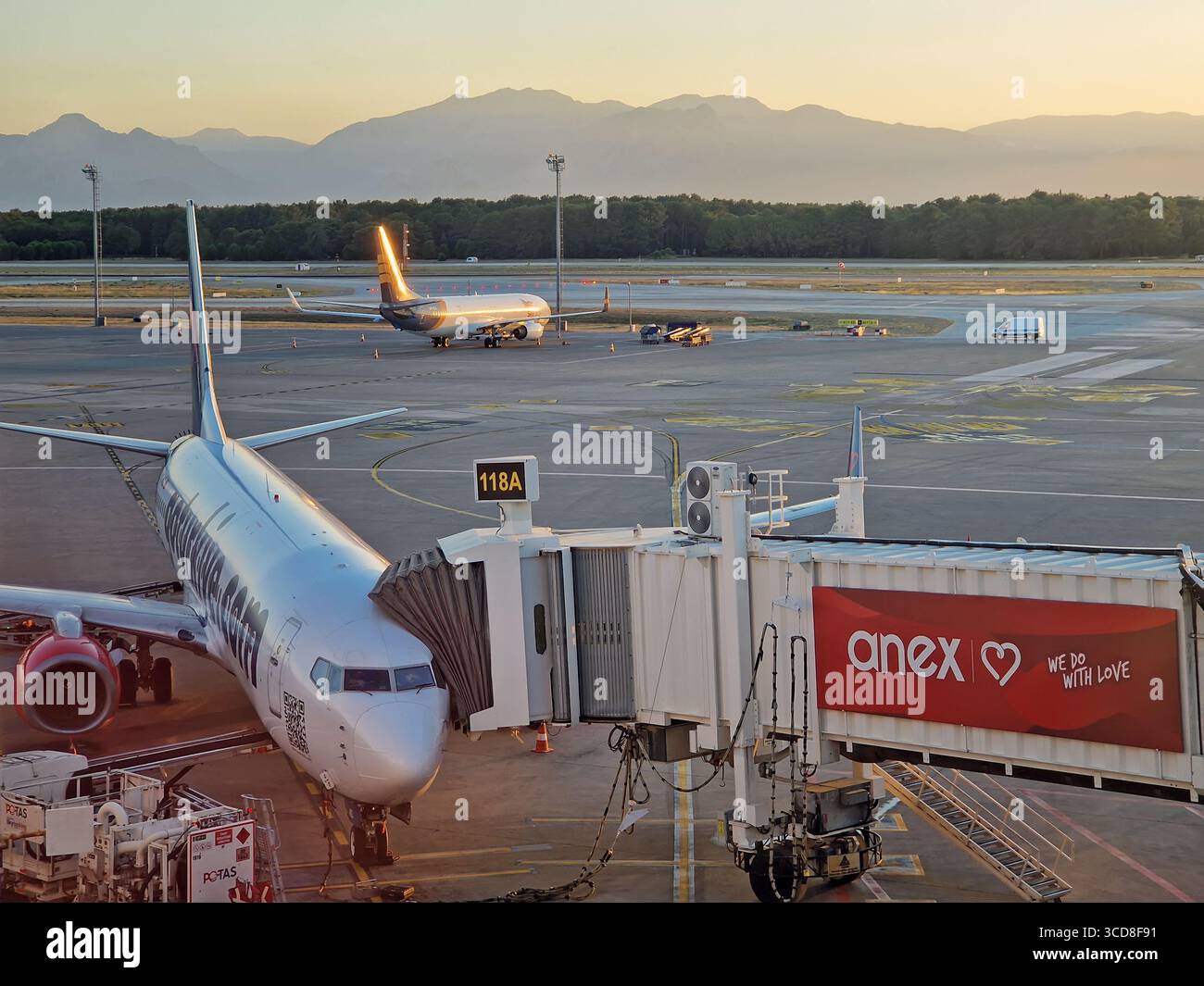 ANTALYA, TÜRKEI - 5. JULI 2025 Antalya Flughafenszene bei Sonnenuntergang und ein Flugzeug an der Jetbrücke mit anderen Flugzeugen sichtbar auf dem Asphalt. Dista Stockfoto ANTALYA, TÜRKEI - 5. JULI 2025 Antalya Flughafenszene bei Sonnenuntergang und ein Flugzeug an der Jetbrücke mit anderen Flugzeugen sichtbar auf dem Asphalt. Dista Stockfoto