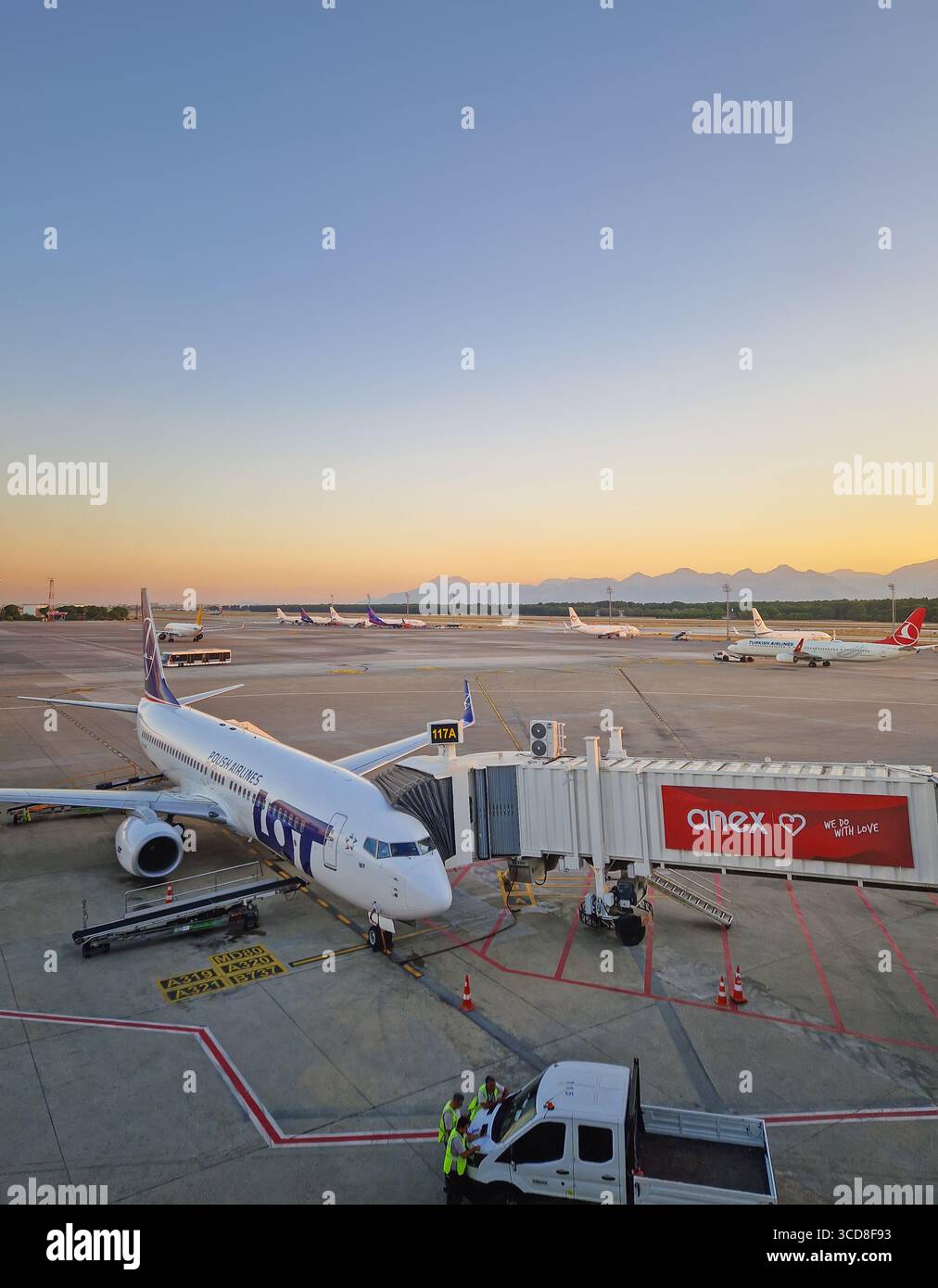 ANTALYA, TÜRKEI - 5. JULI 2025 Antalya Flughafenszene bei Sonnenuntergang und ein Flugzeug an der Jetbrücke mit anderen Flugzeugen sichtbar auf dem Asphalt. Dista Stockfoto ANTALYA, TÜRKEI - 5. JULI 2025 Antalya Flughafenszene bei Sonnenuntergang und ein Flugzeug an der Jetbrücke mit anderen Flugzeugen sichtbar auf dem Asphalt. Dista Stockfoto