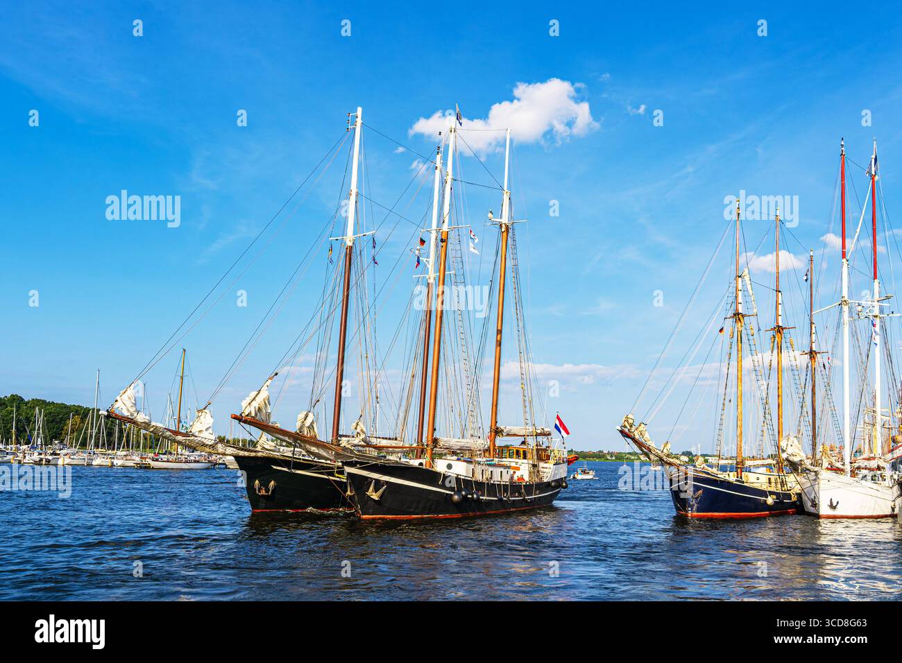Segelschiffe Im Warnow Während Der Hanse Sail In Rostock. Stockfoto