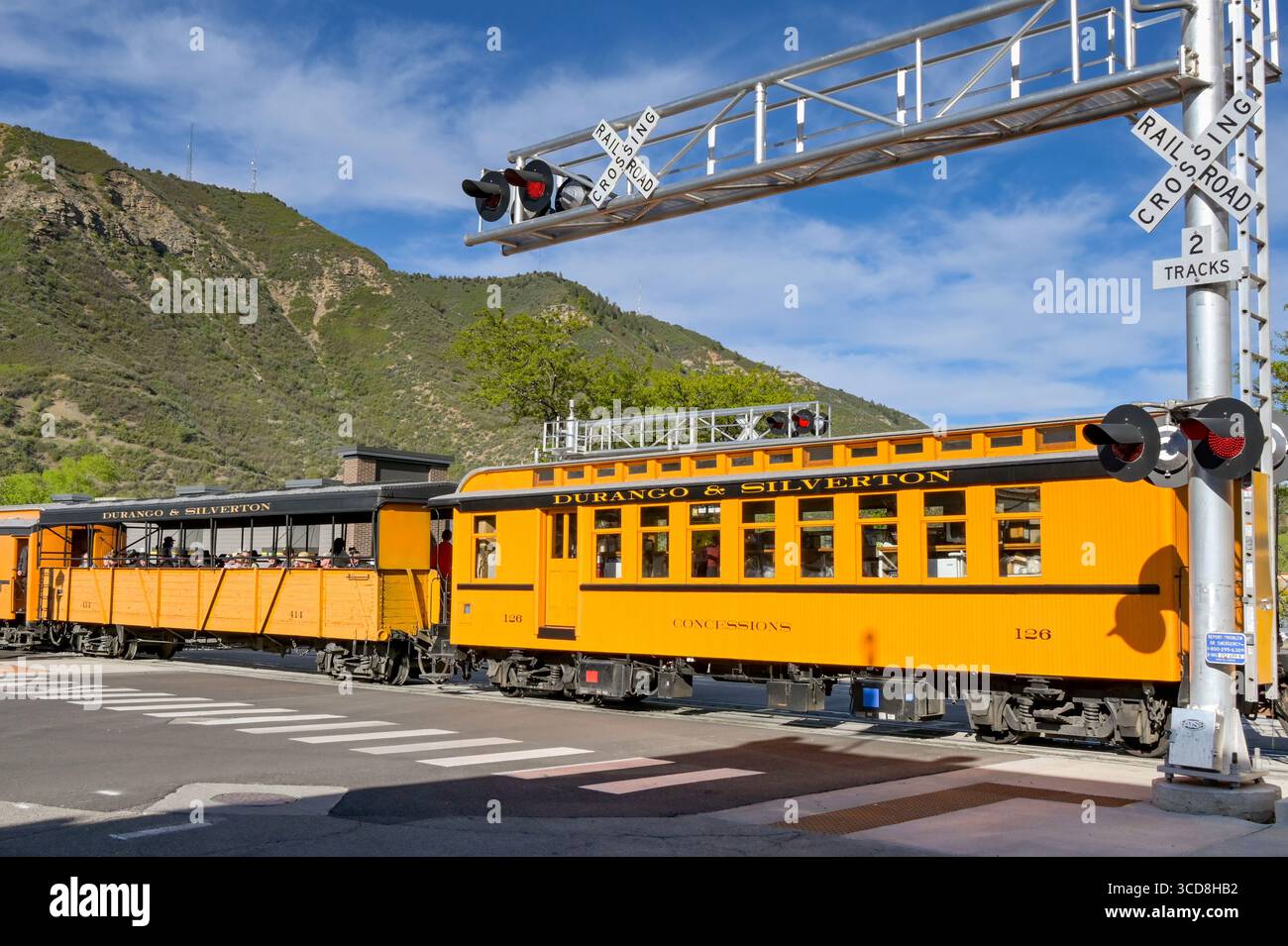 Durango, Colorado, USA - 23. Mai 2025: Oldtimer-Reisebusse auf der Schmalspurbahn Durango und Silverton verließen den Bahnhof Stockfoto
