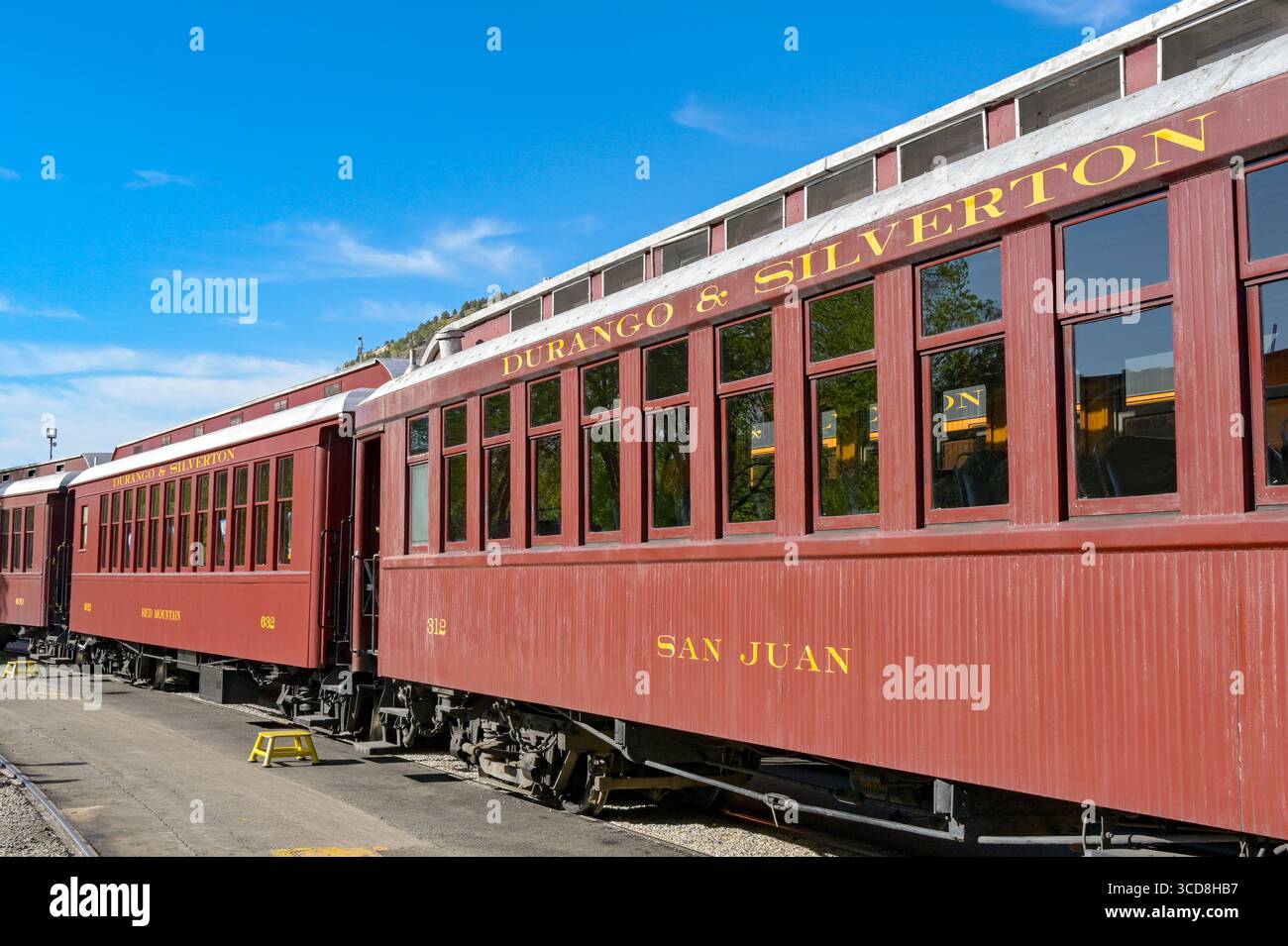Durango, Colorado, USA - 23. Mai 2025: Oldtimer-Reisebusse auf der Schmalspurbahn Durango und Silverton verließen den Bahnhof Stockfoto
