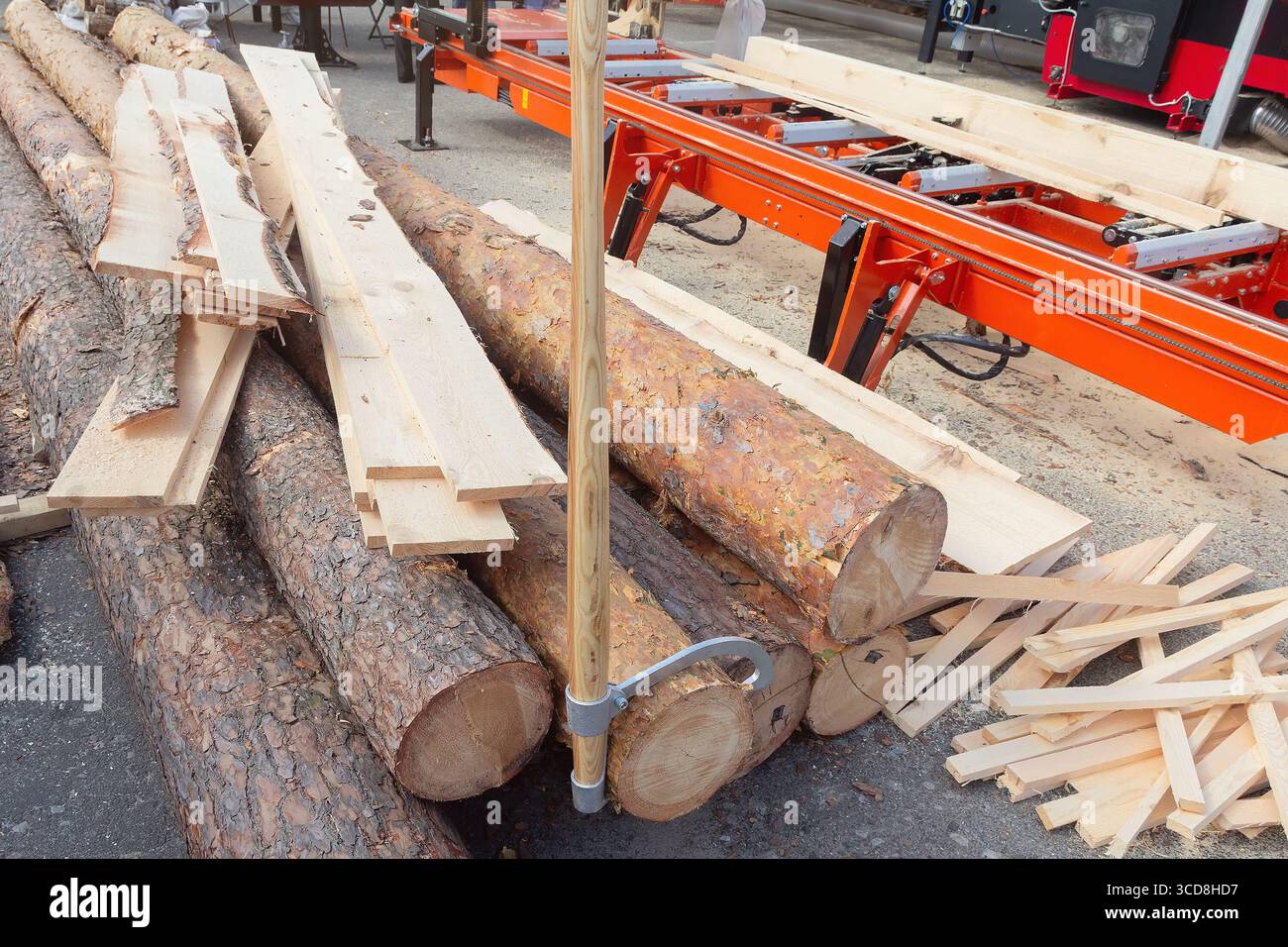 Baumstämme und Bretter in einem Sägewerk. Industrie Stockfoto