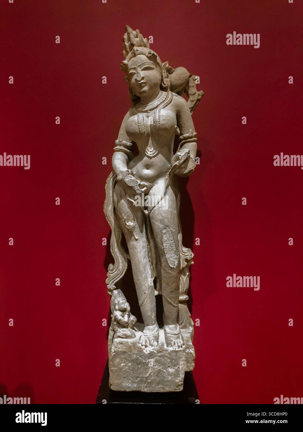 Antike indische Kunst: Himmlische Weibchen (Apsara) mit Skorpion am Bein, 11. Jahrhundert n. Chr., Khajuraho, Indien Stockfoto