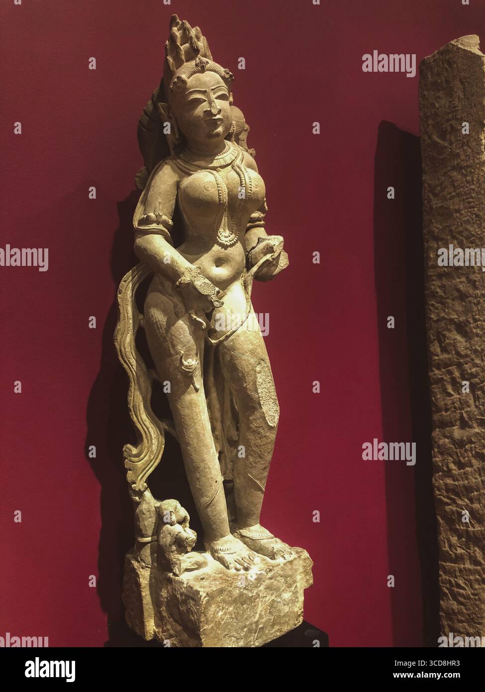 Antike indische Kunst: Himmlische Weibchen (Apsara) mit Skorpion am Bein, 11. Jahrhundert n. Chr., Khajuraho, Indien Stockfoto