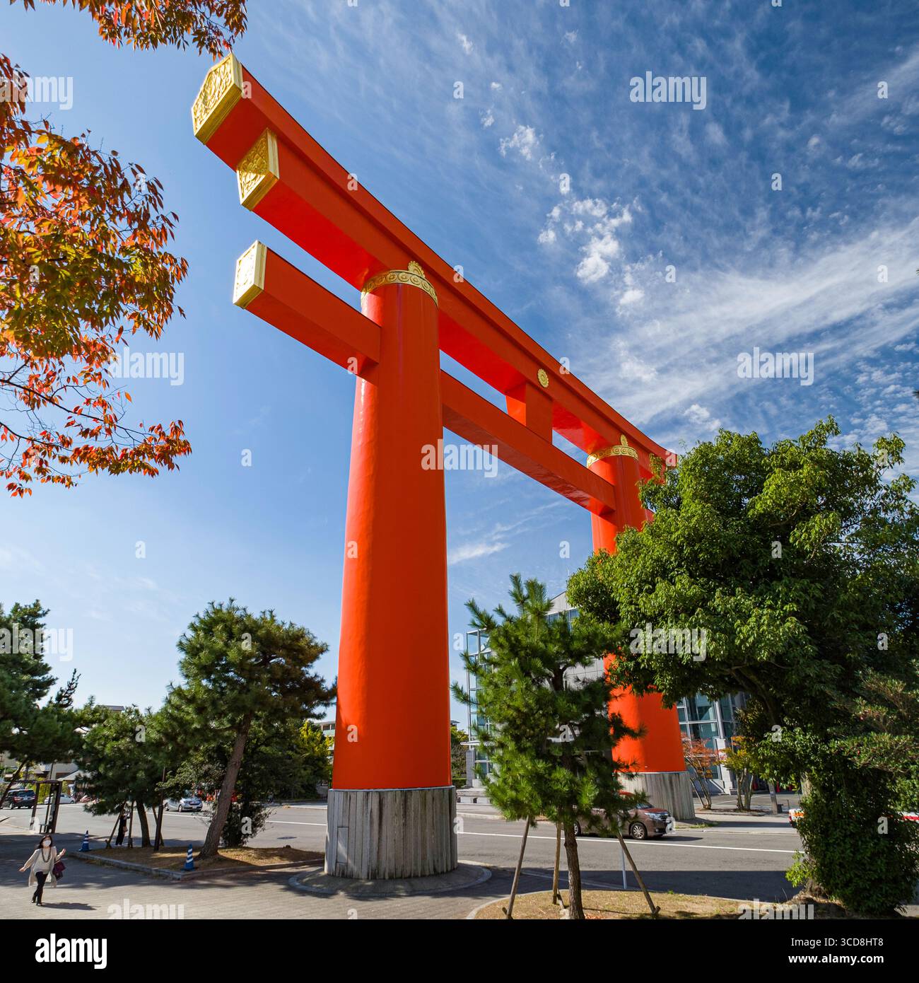 Der große, kupferfarbene Heian-Jingu-Schrein Grand Torii, Okazaki Seishojicho, Sakyo Ward, Kyoto, Kansai, Honshu, Japan Stockfoto