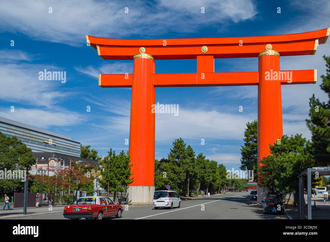 Der große, kupferfarbene Heian-Jingu-Schrein Grand Torii, Sakyo Ward, Kyoto, Kansai, Honshu, Japan Stockfoto