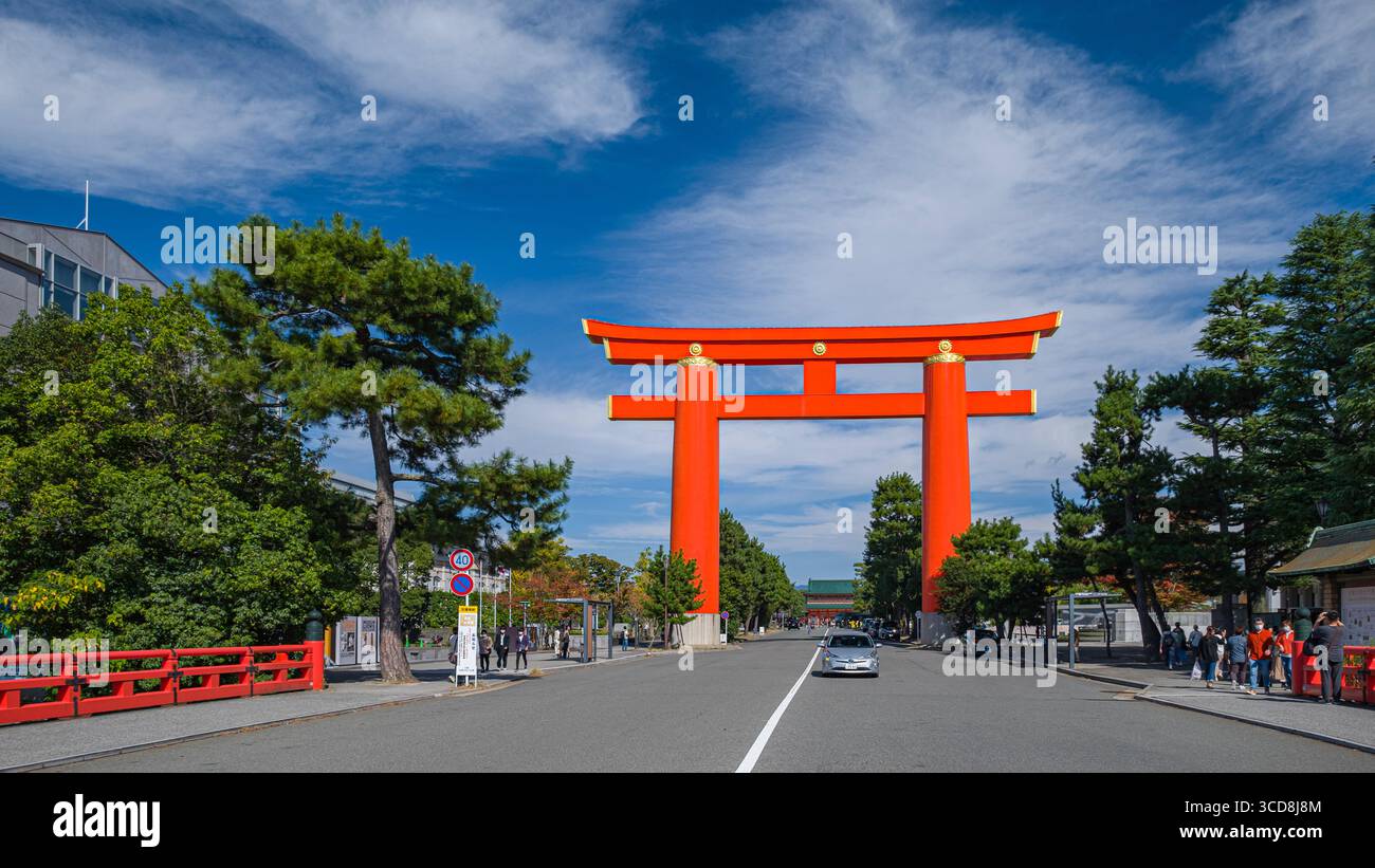 Der große, kupferfarbene Heian-Jingu-Schrein Grand Torii, Sakyo Ward, Kyoto, Kansai, Honshu, Japan Stockfoto