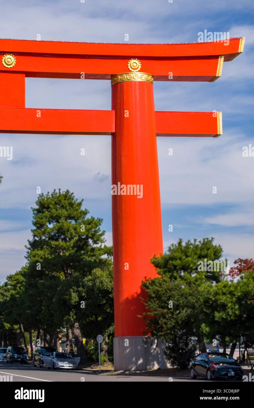 Der große, kupferfarbene Heian-Jingu-Schrein Grand Torii, Sakyo Ward, Kyoto, Kansai, Honshu, Japan Stockfoto