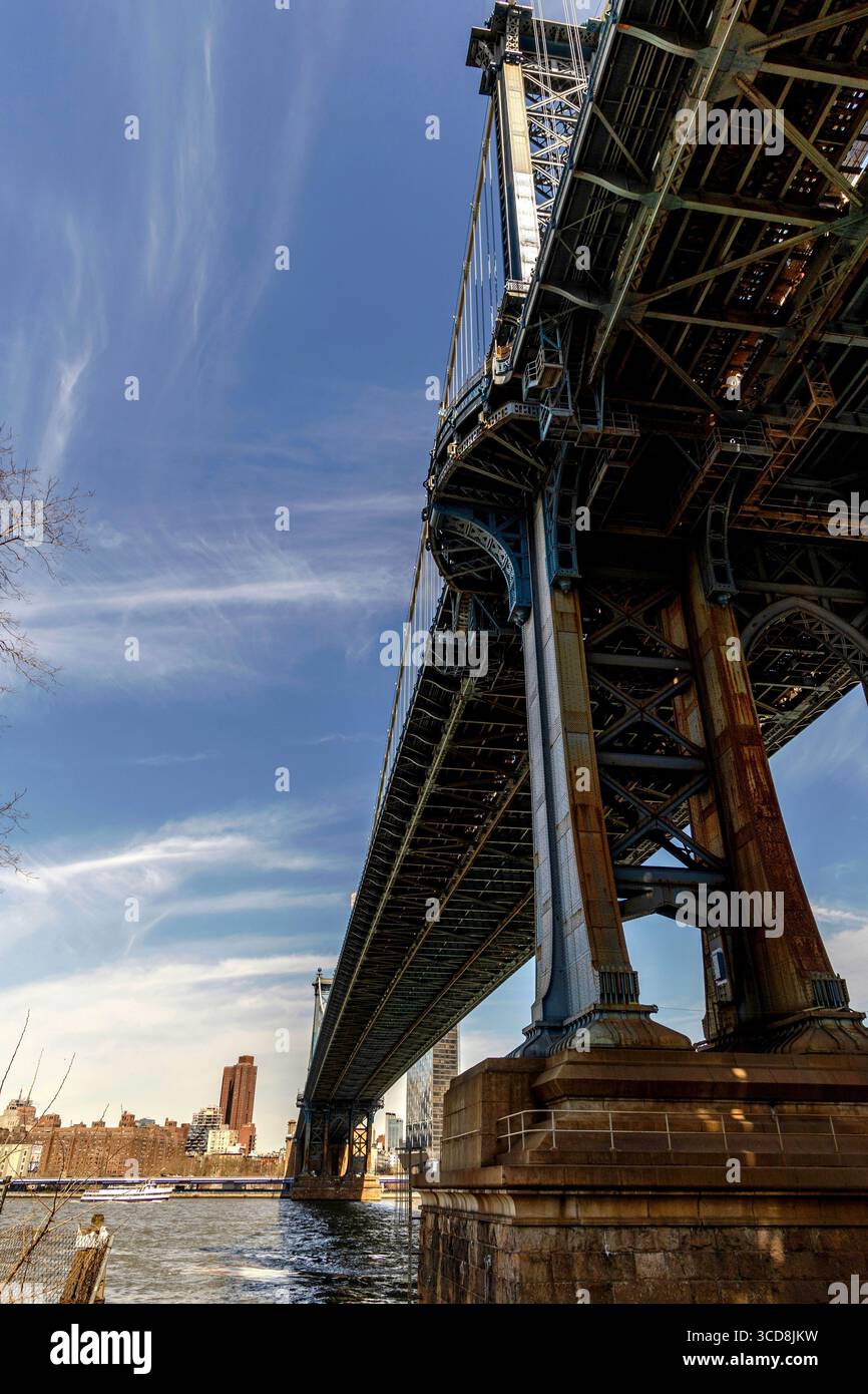 Blick auf die Manhattan Bridge vom Main Street Park, Queens, New York City, USA, mit klarem blauem Himmel und urbaner Umgebung Stockfoto