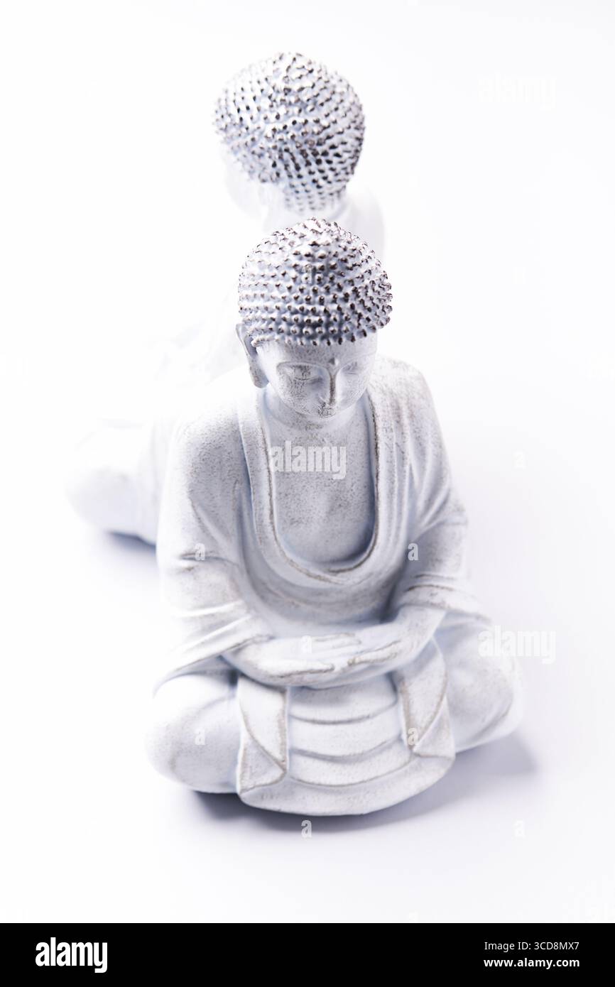 Meditierende Buddha Statue auf hellem Hintergrund. Weichfokus. Speicherplatz kopieren. Stockfoto