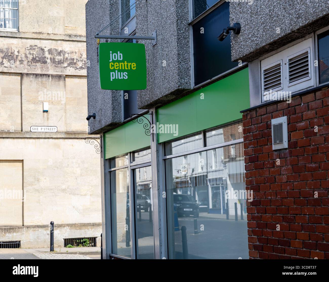 Außenansicht eines Job Centre Plus Gebäudes mit grünem Schild und Glasfassade in einer städtischen Straßenlage von Devizes Wiltshire UK Stockfoto