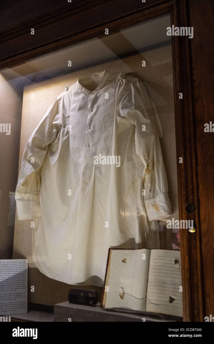 shirt, Manuskript und Metallbrille, die Teddy Roosevelt am 14. Oktober 1912 an dem Tag trug, an dem er in Milwaukee erschossen wurde Stockfoto