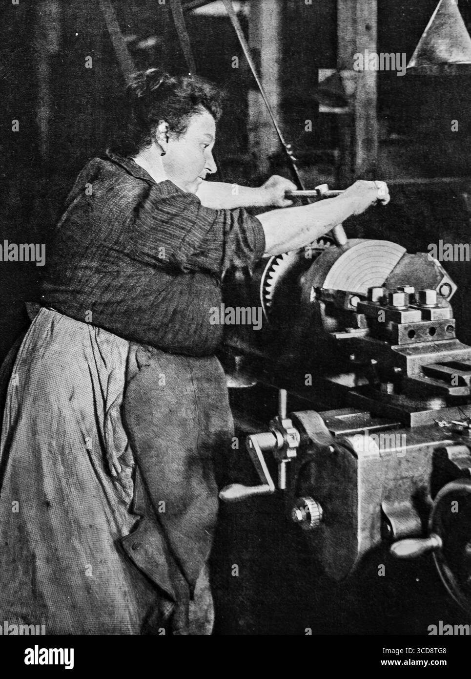 April 1916 L’Illustration farbiges Foto einer Munitionsarbeiterin, die während des Ersten Weltkriegs in einer französischen Kriegsfabrik Maschinen bediente. Als „Munitionettes“ bekannt, besetzten Frauen kritische Rollen in der Rüstungsproduktion, während Männer an der Front dienten. Dieses Bild erfasst industrielle Fähigkeiten, Feinmechanik und den wesentlichen Beitrag der Frauen zu den alliierten Kriegsbemühungen im Fertigungssektor der Heimatfront. Stockfoto