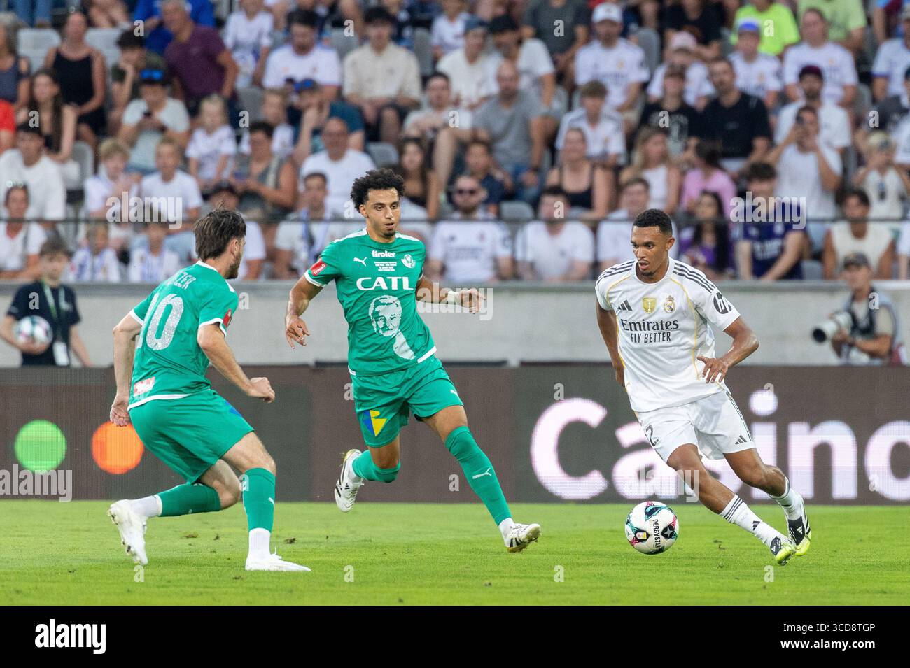 ABD0145 20250812 - INNSBRUCK - ÖSTERREICH: V.l. Thomas Sabitzer (WSG), Trent Alexander-Arnold (Madrid) am Dienstag, 12. August 2025, im Rahmen eines Testspiels zwischen WSG Tirol und Real Madrid in Innsbruck. - Foto: APA/EXPA/JOHANN GRODER - 20250812 PD6778 Credit: APA-PictureDesk/Alamy Live News Stockfoto