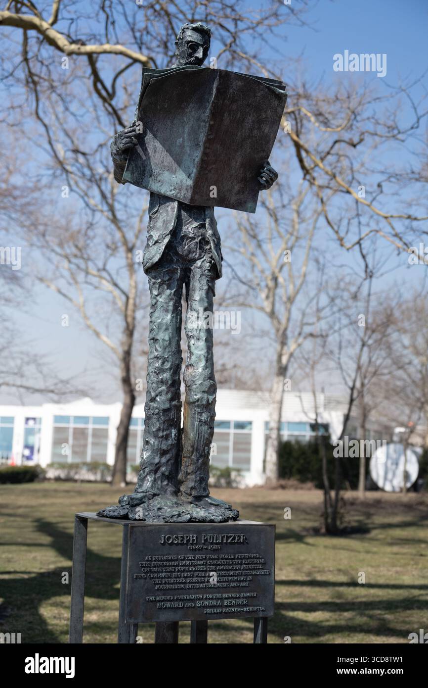 Statue von Joseph Pulitzer, Herausgeber der Zeitung New York World, gefunden auf Liberty Island, New York Stockfoto
