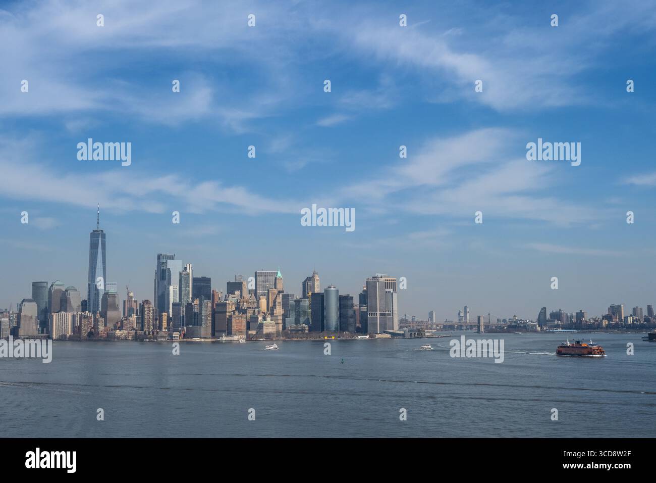 Blick auf den Hafen von New York mit Blick auf Manhattan, New York City Stockfoto