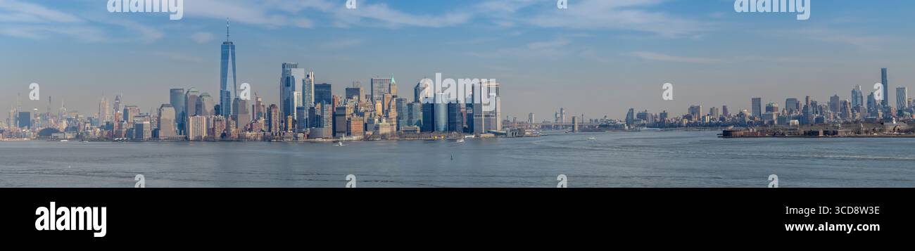 Panoramablick auf den Hafen von New York mit Blick auf Manhattan und Brooklyn in New York City Stockfoto