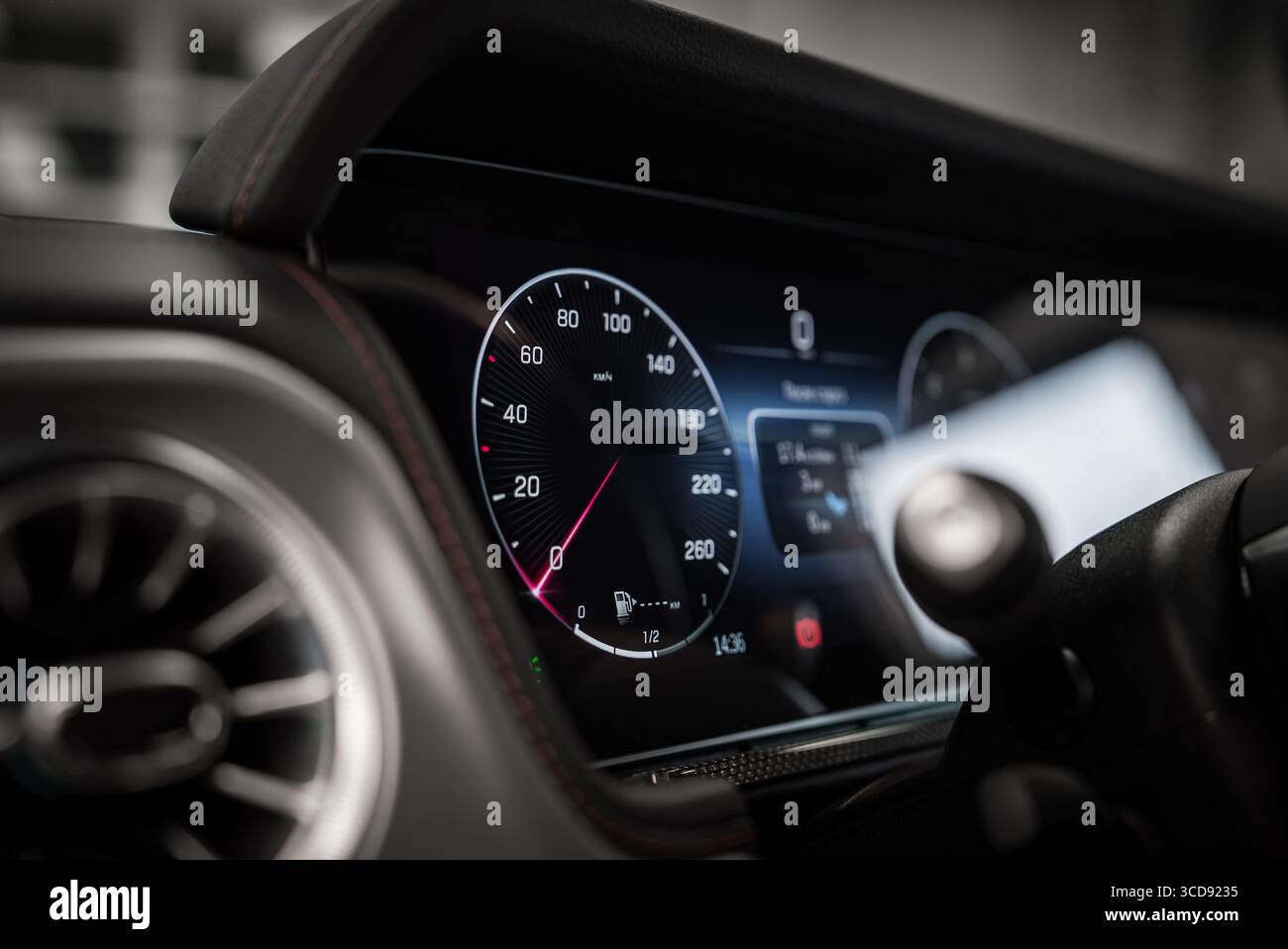 Nahaufnahme eines modernen Armaturenbretts mit digitalem Tachometer-Display Stockfoto