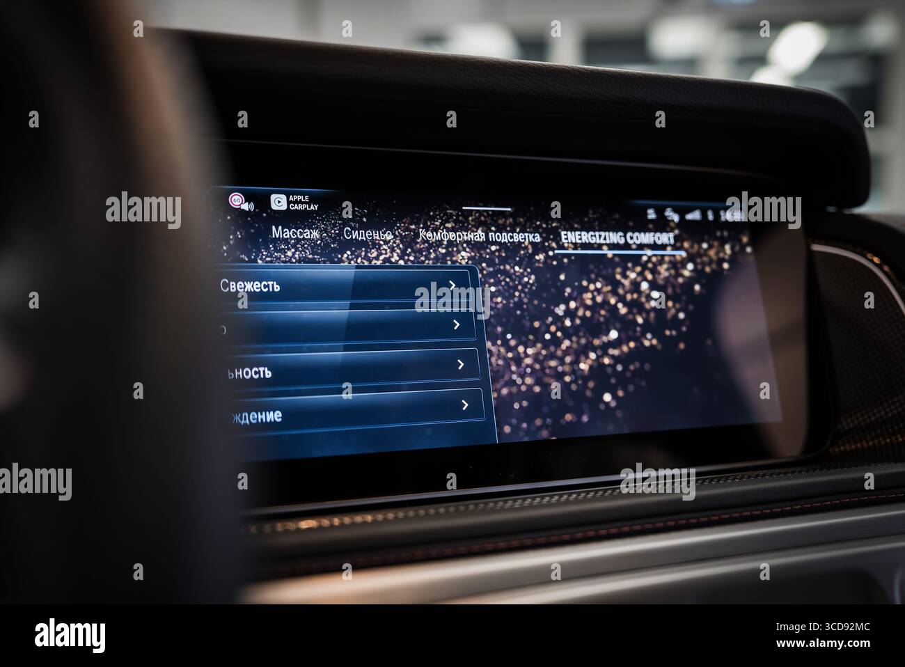 Nahaufnahme des Mercedes Benz Infotainment-Bildschirms mit russischer Schnittstelle Stockfoto