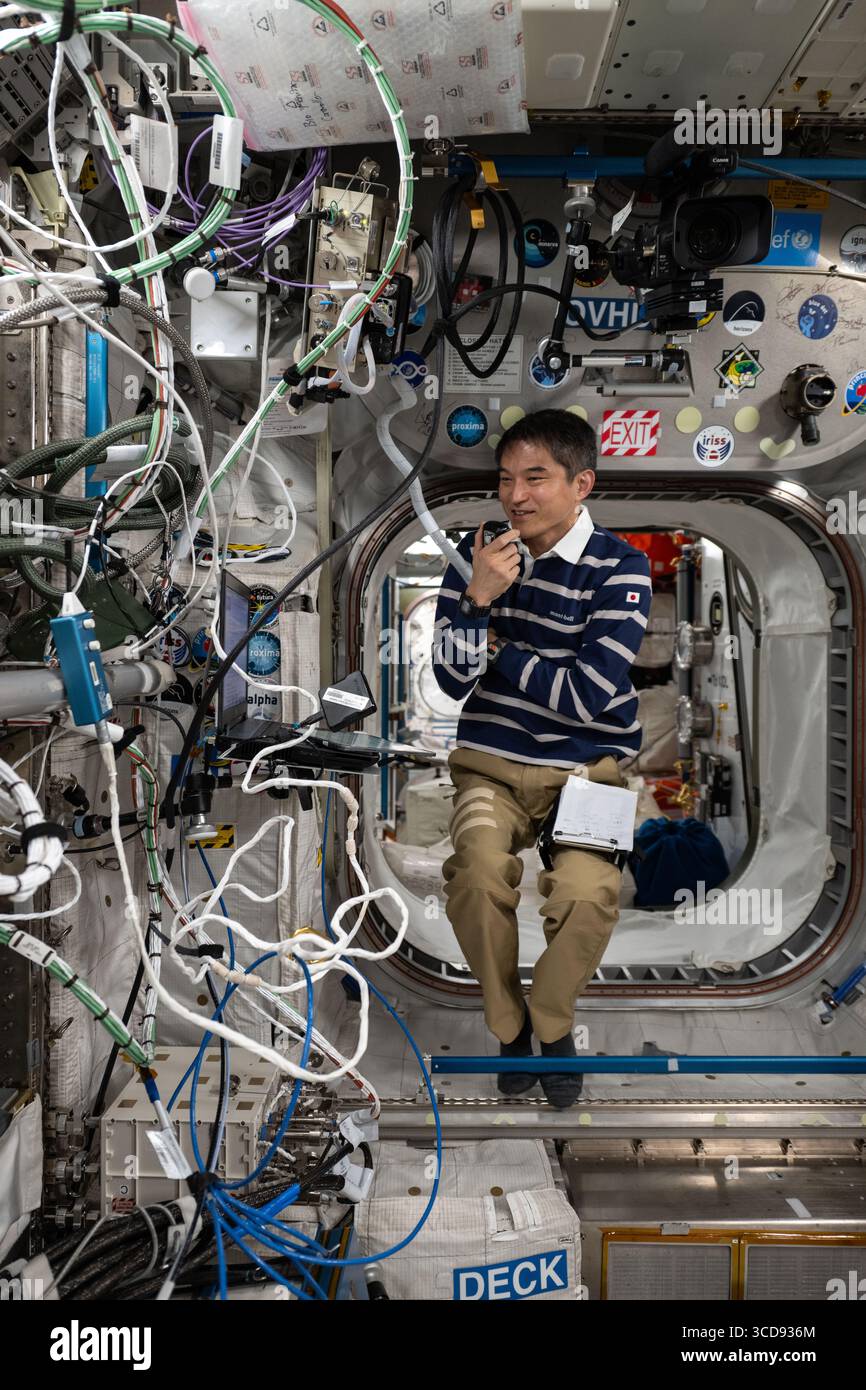 Internationale Raumstation, Erdumlaufbahn. August 2025. JAXA-Astronaut und Stationskommandeur Takuya Onishi begibt sich auf einem HAM-Radio mit Studenten, die an Bord der Osaka-Kansai Japan Expo am 1. August 2025 in der Erdumlaufbahn teilnehmen. Astronauten sprechen häufig mit Studenten, Fachleuten und Regierungsbeamten, indem sie das HAM-Funkgerät an Bord des Destiny-Labormoduls der Internationalen Raumstation nutzen. Quelle: Astronaut Created/NASA Photo/Alamy Live News Stockfoto
