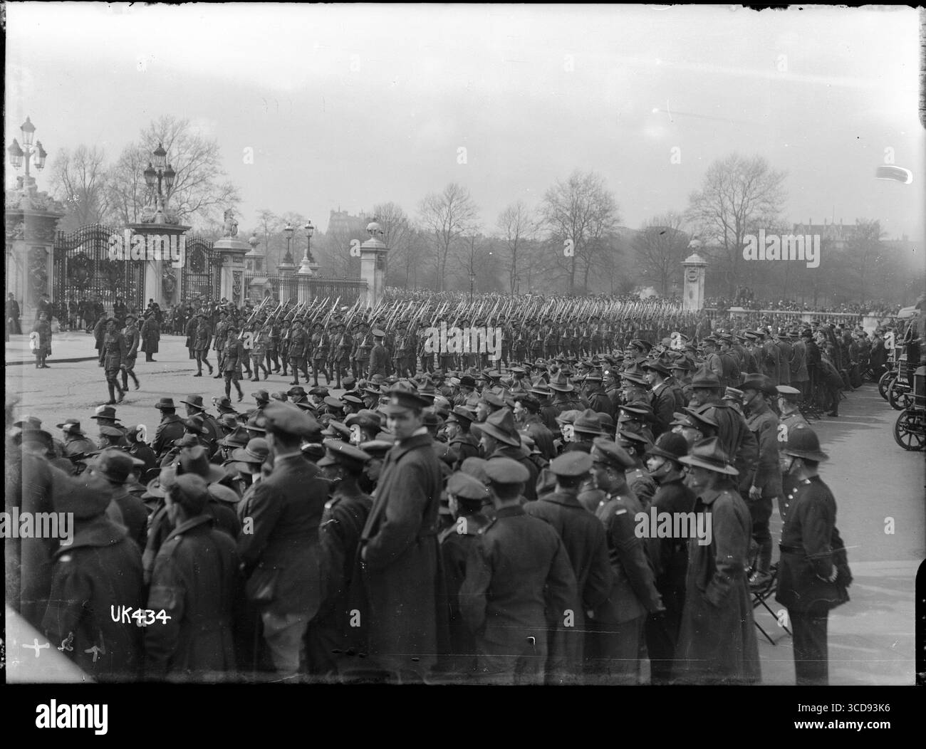 Fotograf: Thomas Frederick Scales Australian Trupps Marching am Buckingham Palace, London, 1919 Trockenglas negativ Referenz Nr. 1/2-014224-G Royal New Zealand Returned and Services' Association Collection, Alexander Turnbull Library, Stockfoto