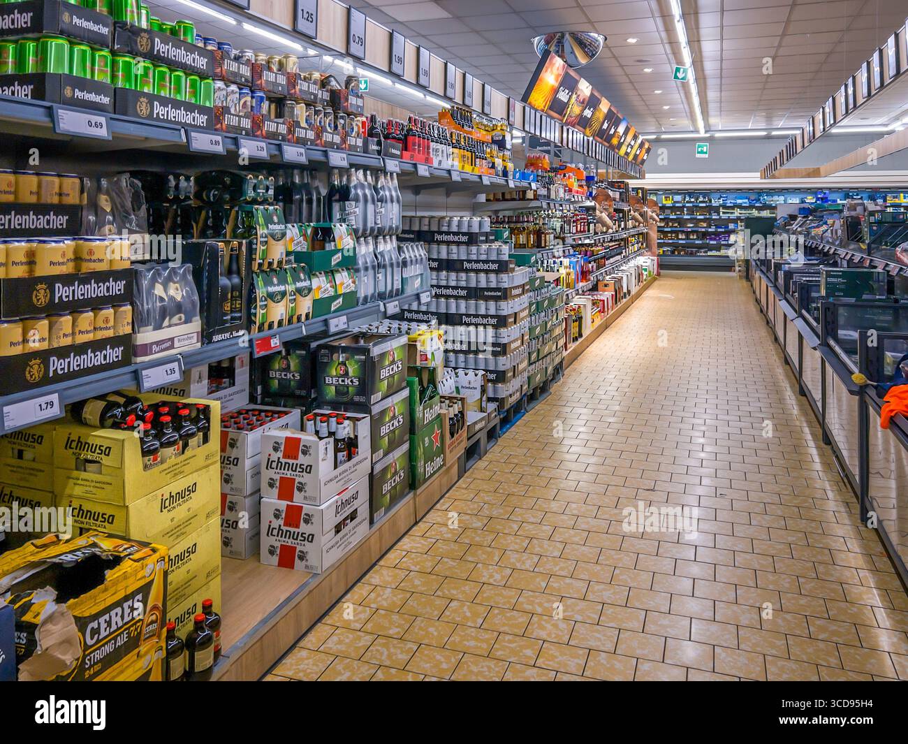 Fossano, Italien - 14. Juli 2025: Gang mit Regalen, in denen verschiedene Biersorten und Biermarken zum Verkauf in einem LIDL Discounter angeboten werden Stockfoto