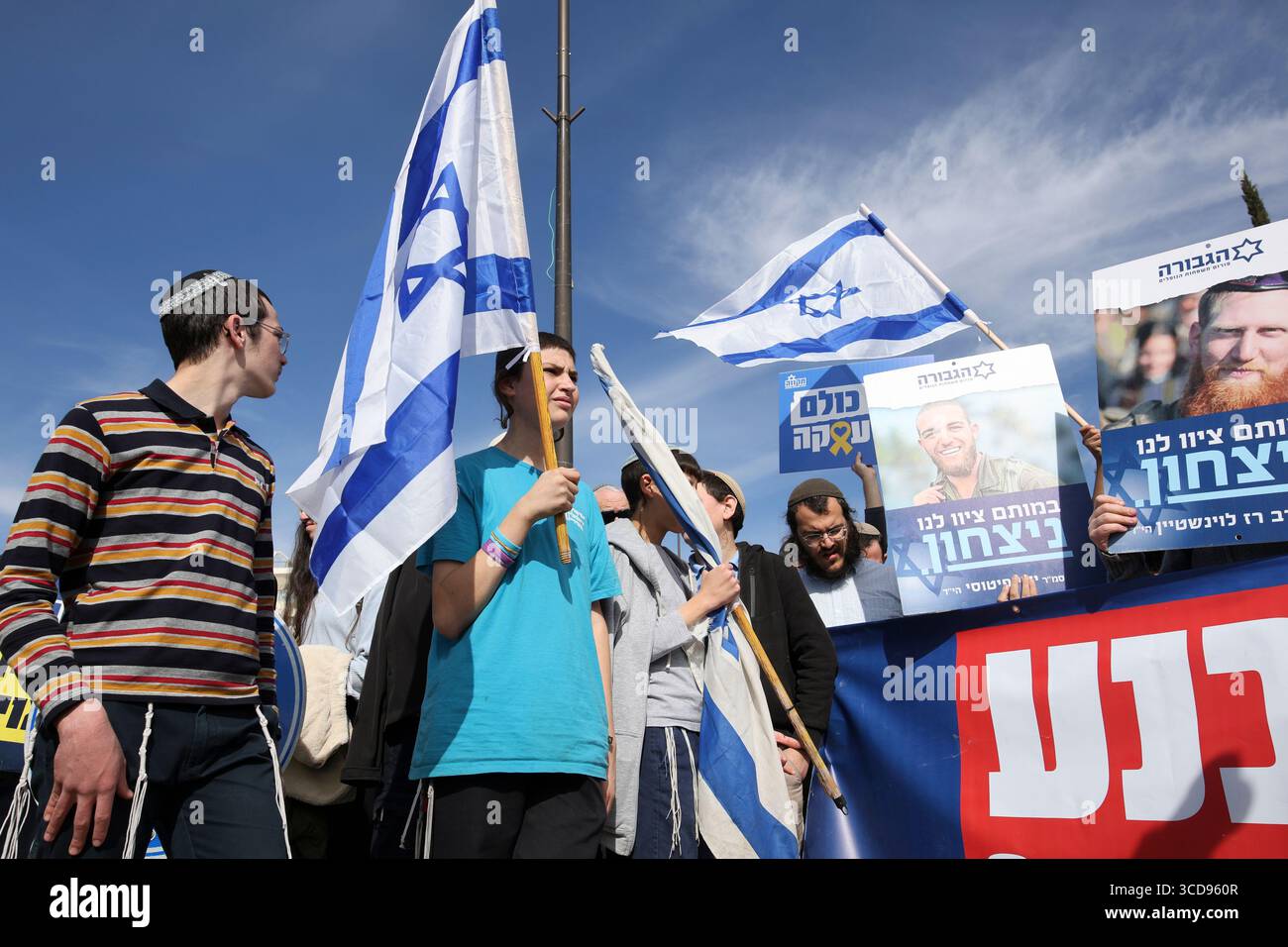 Aktivisten und Hinterbliebene marschieren am 16. Januar 2025 vom Gvura Forum Zelt in Richtung Knesset in Jerusalem. Foto: Raquel G. Frohlich. Stockfoto