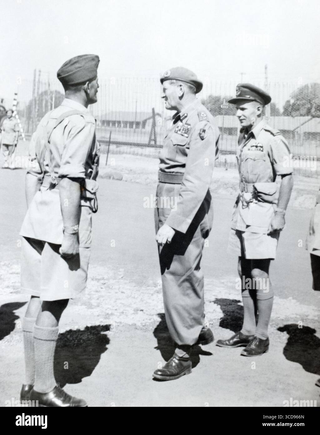 Feldmarschall Claude Auchinleck besucht Personal der Royal Air Force in Indien, um 1946–48. Stockfoto